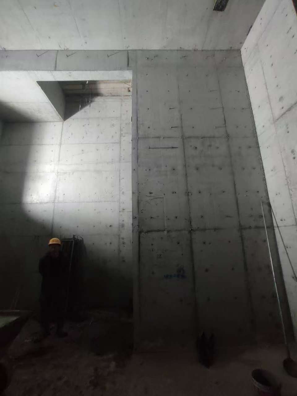 青川墙上开槽钢筋断了有影响吗